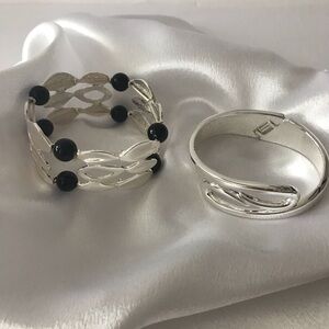 2 Bracelets in silver and‎ black